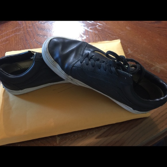 VANS - Picture 1 of 3